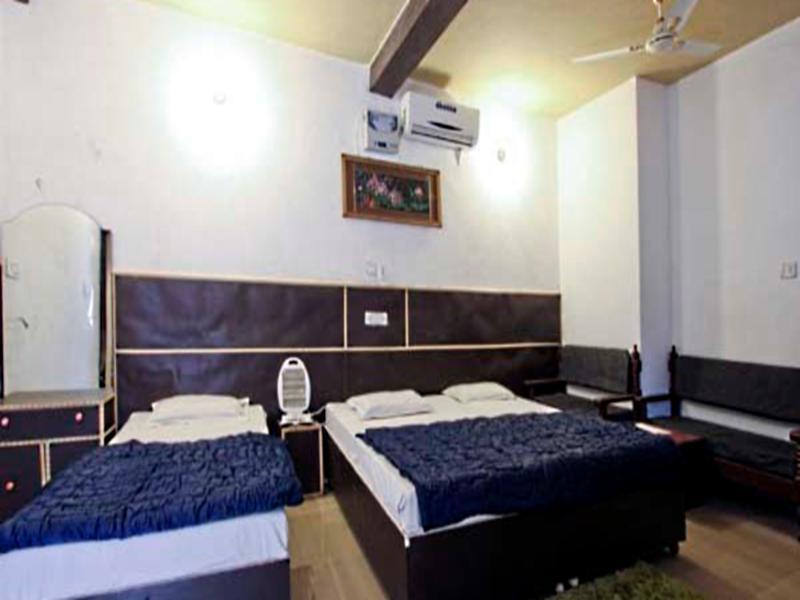 Spot On 48690 Hotel Host Агра Екстериор снимка